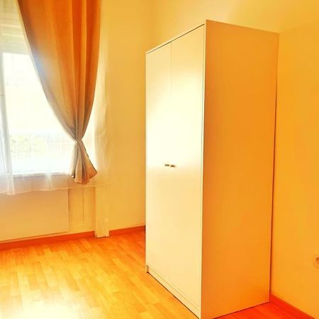 Central Spacious Flat Budapest Exteriör bild