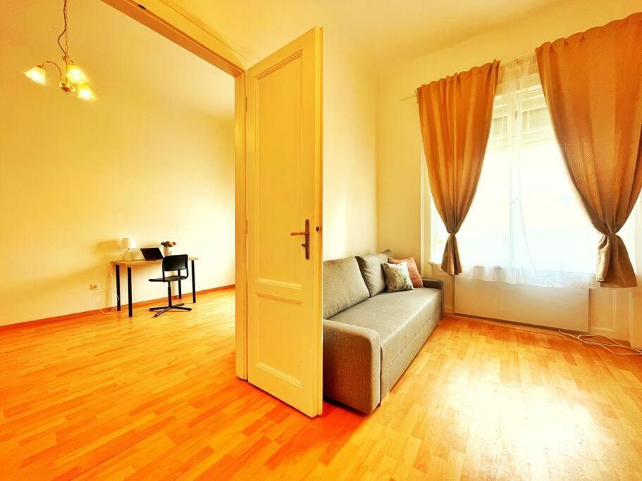 Central Spacious Flat Budapest Exteriör bild