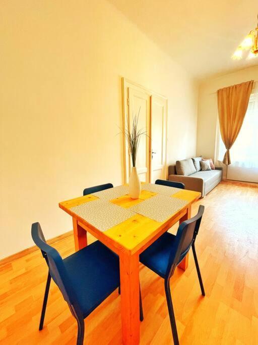 Central Spacious Flat Budapest Exteriör bild